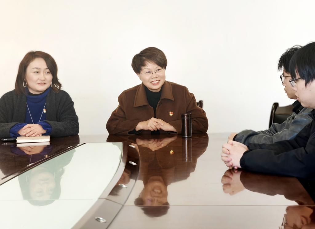 校党委副书记陈华仙深入黑料不打烊
与联系班级学生座谈交流